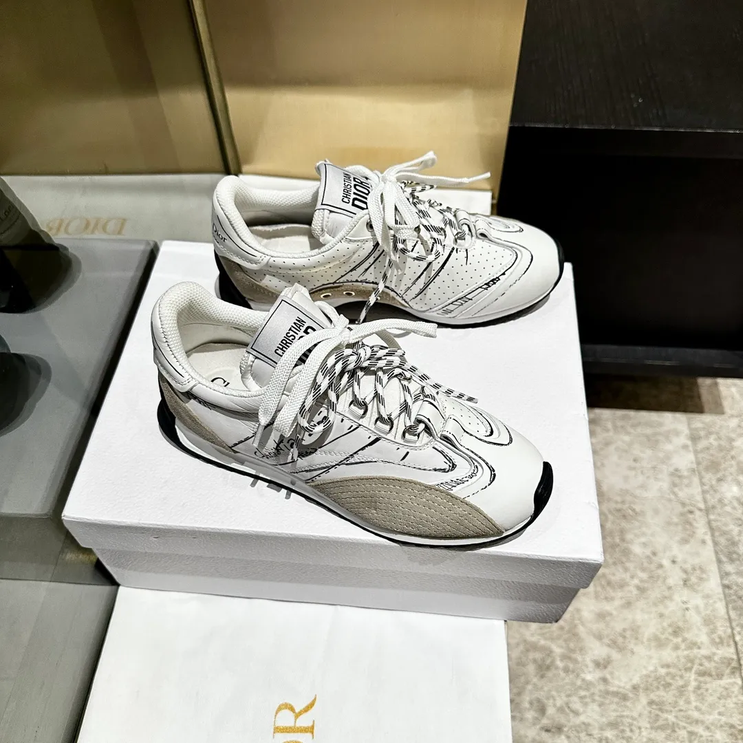👟👟Ex-factory price 560👟👟 2025, new series, this Dior, C'est sneaker shows eye-catching and fashionable style. Carefully crafted, the 3D printed design of the upper is super fashionable, and the details also add a touch of elegance. The lightweight two-tone sole offers exceptional comfort and sporty style. Can add a stylish touch to any casual look. The tongue and sole are decorated with the Christian Paris logo, and the cowhide design is styled. Women's size 35-40